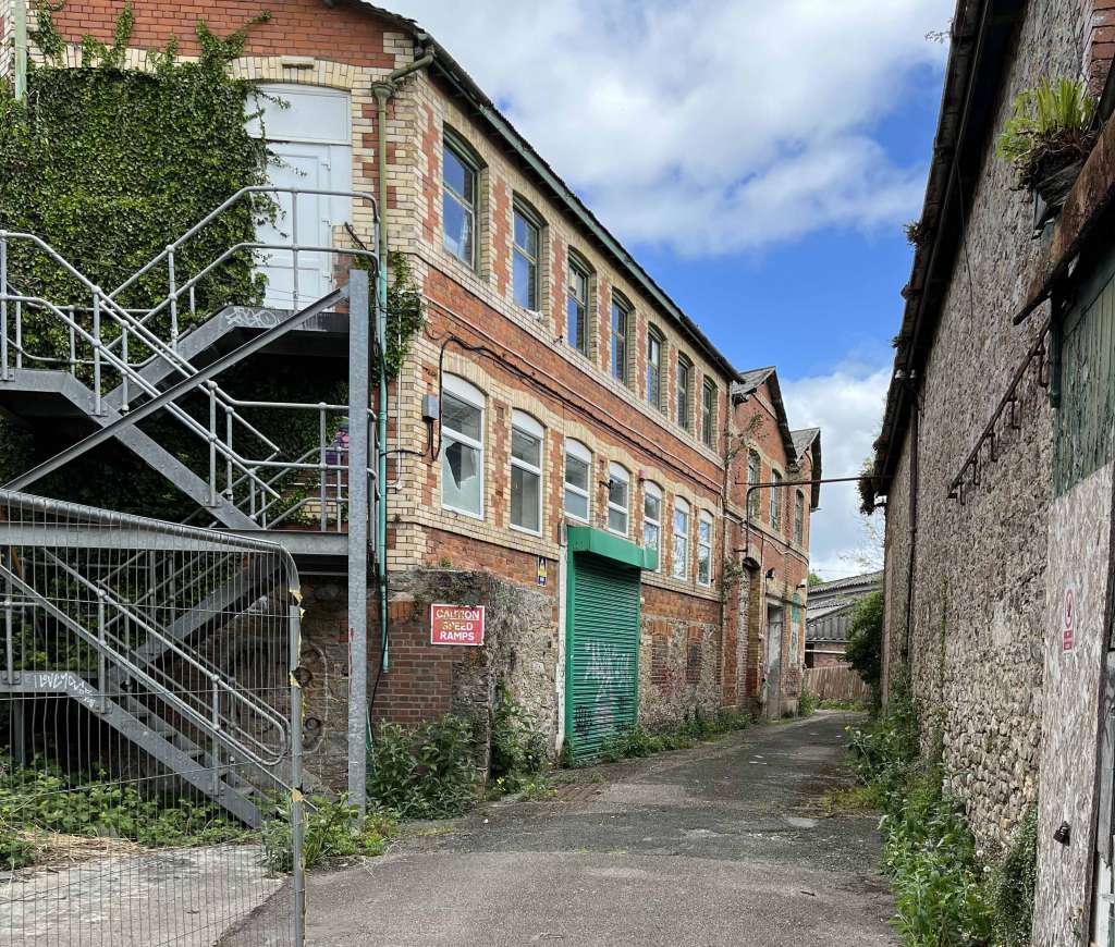 The site has the unique benefit of intriguing lanes and waterways between the historic buildings