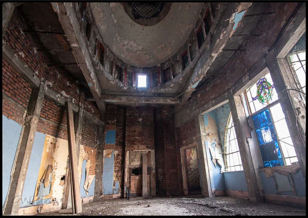 The once colourful foyer directly behind the frontage has been stripped (28dayslater)